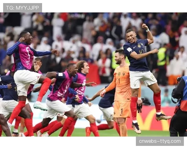 特写：伯恩利老将杰克·科克在训练中指导青年队球员